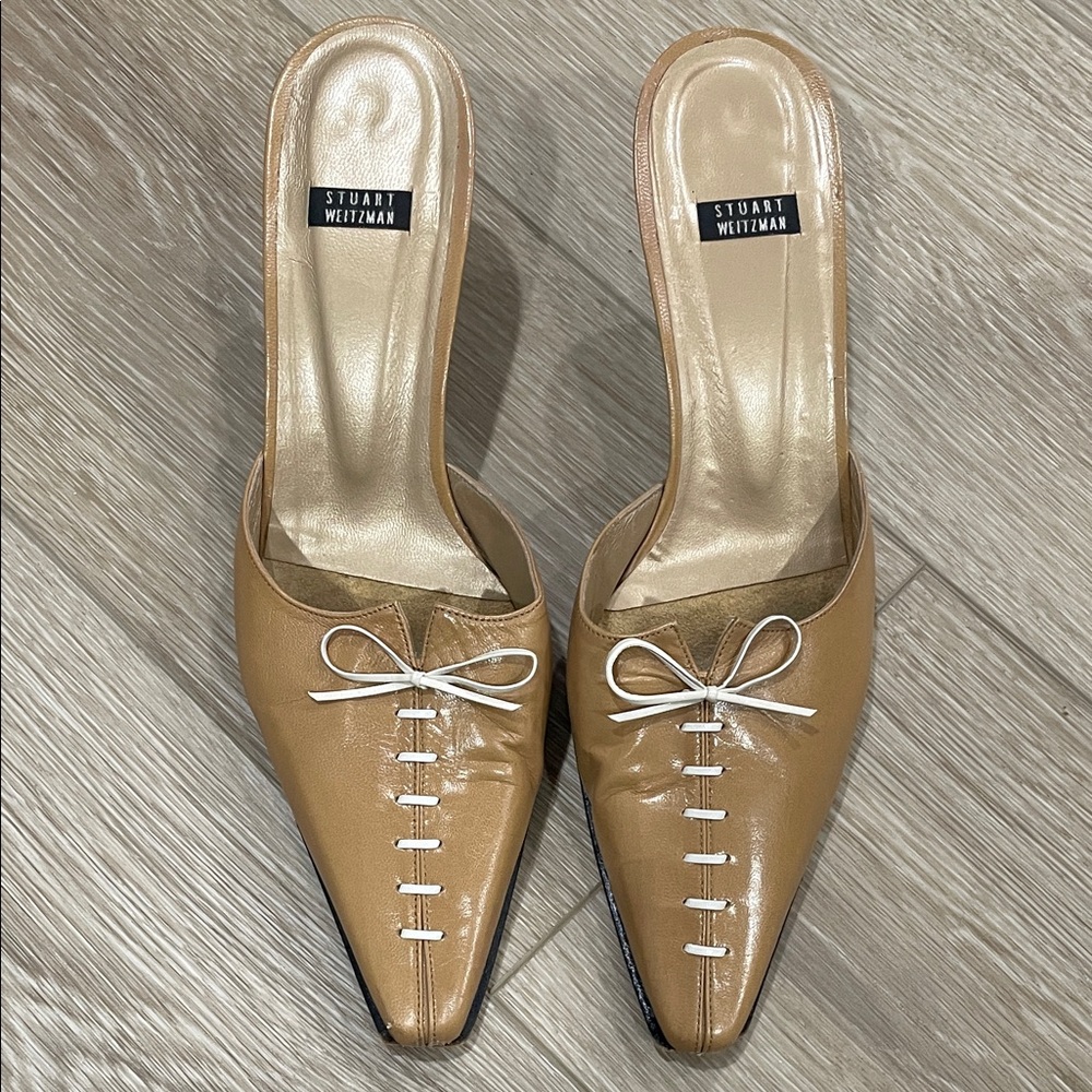 Stuart Weitzman Tan Patent Leather Pointed Mule with White Bow